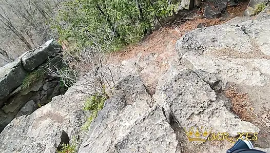 Baskın! Serbest kullanım kızıl saçlı halka açık gırtlağına kadar alırken ve açık havada uçurumda sikişirken yakalandı