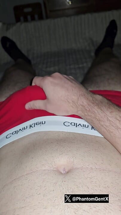 Velika izbočina u crvenom Calvin Klein donjem rublju PhantomGentX