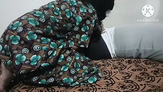 Зять занимается сексом с тещей в ее комнате, когда в комнате никого нет