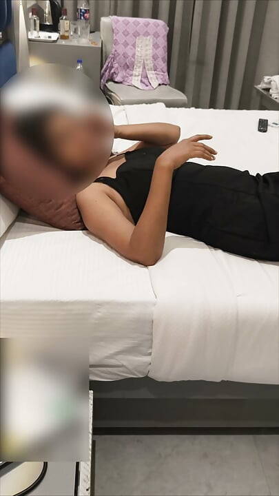Stiefbruder erwischt seine Stiefschwester beim Rauchen im Schlafzimmer