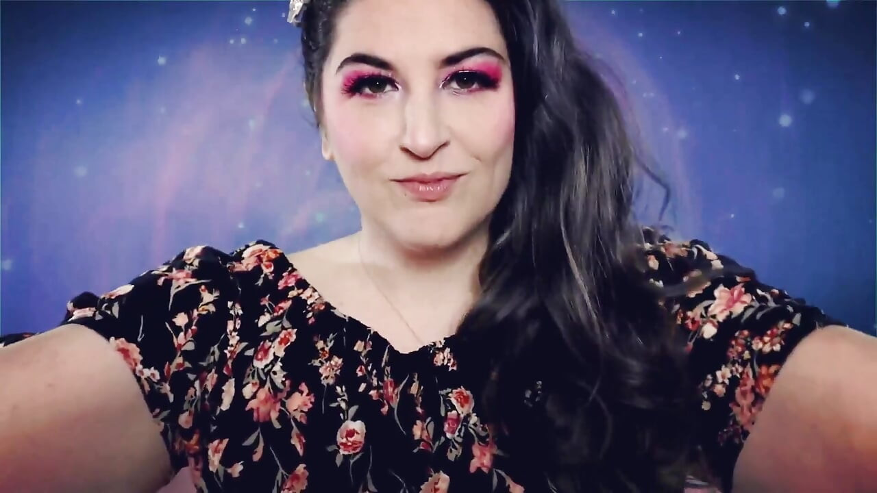 Różowa szminka na asmr z pleksiglassu