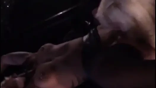 Lesbian bertato dientot di luar ruangan di dalam mobil - tante seksi yang ditindik