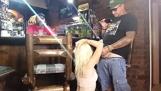 Üvey babamın yarağını amıma boşalmadan önce emiyor