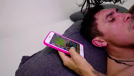 Saya pacar saya saat dia melihat ponselnya