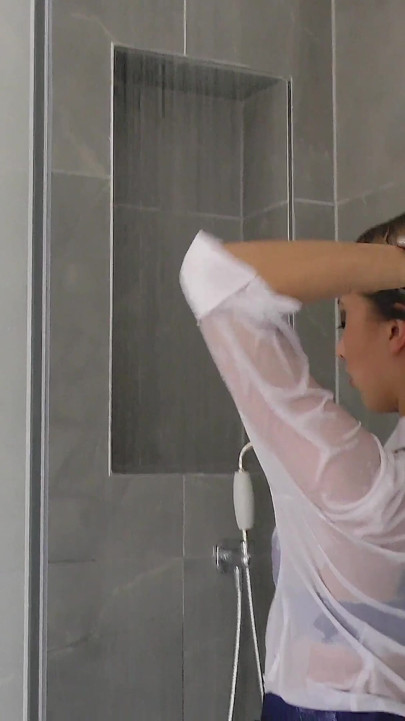 In the Shower menampilkan Dixie Fae