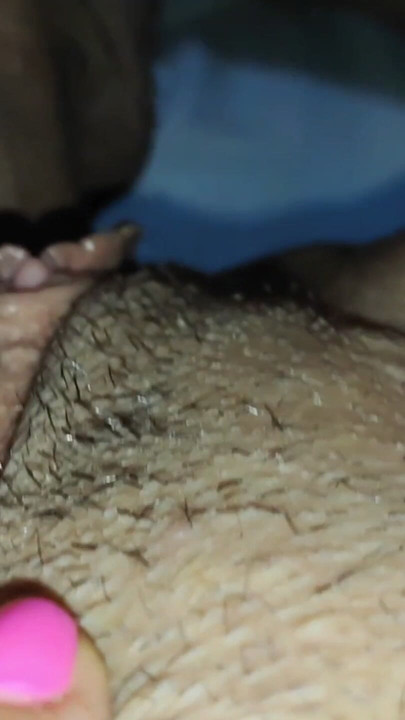 Uma grande amante anal se masturba com um plug na frente de seu enteado, que a filma com seu smartphone. | Clipe 2