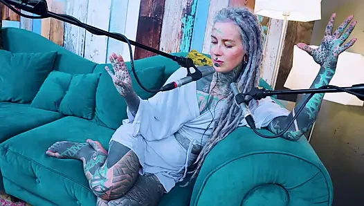 Aku berbicara tentang U - uncomfortable - ASMR podcast SFW berbicara tentang gadis gothic bertato rambut gimbal