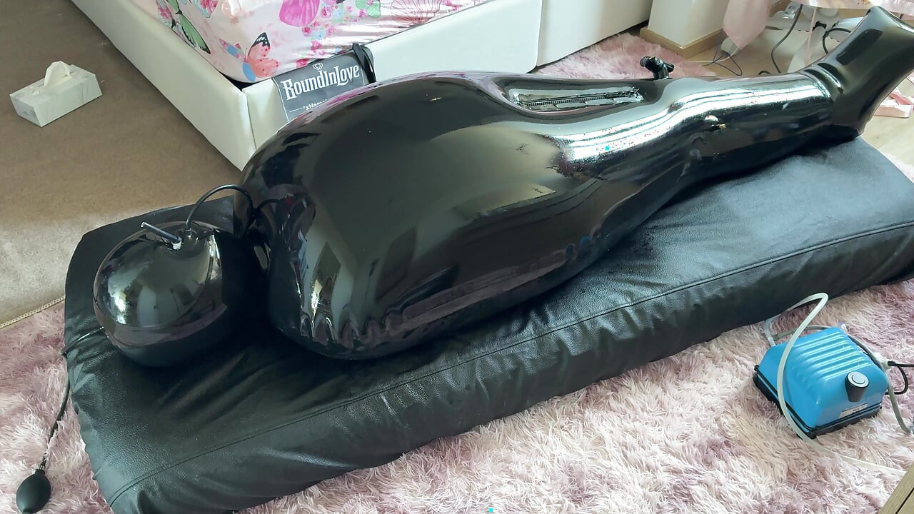 Esposa deixa seu marido louco com ESTIM em saco inflável de látex de látex - Exreme Edging. Respiração restringida amordaçada