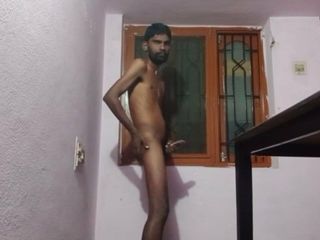 Rajesh masturbeert pik in de eetzaal en komt klaar