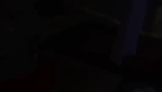 Hinter den Kulissen der Vorbereitung vor der Party ist der Umkleidekampf sehr real!