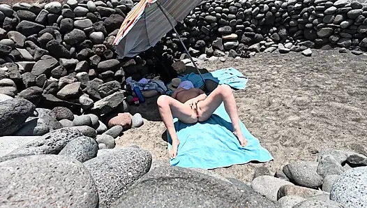 Он Увидел Обнаженную Девушку На Пляже И Начал