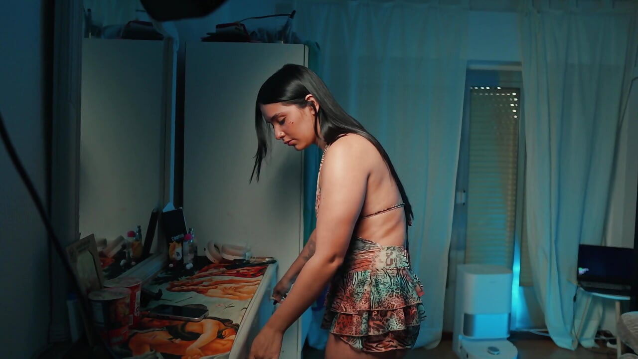 Ella está montando un consolador porque su novio y su amante la plantaron de pie