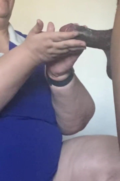 Handliche Oma Behandelt Schwarzen Schwanz in Ihrer Hand Schön