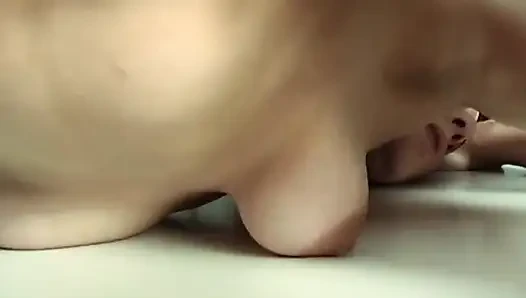 Memek berbulu tante sange ini dientot habis-habisan sama kontol besar sampai menganga lebar
