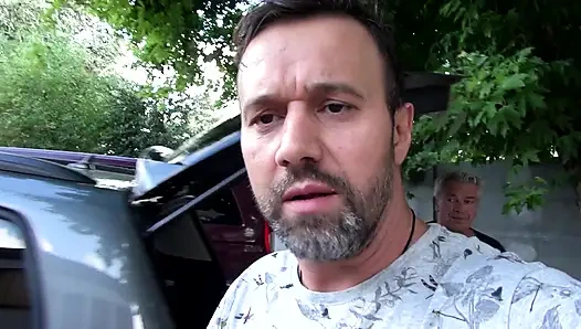 Сексуальную милфу с большой задницей трахают в машине и на улице