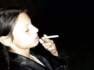 Primero traté a la chica extraña con un cigarrillo, y luego la traté con mi coño - ilusión lésbica