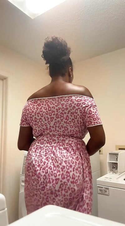 EBONY MATURE COUGAR SHAKES HER ASS DOING LAUNDRY!!!