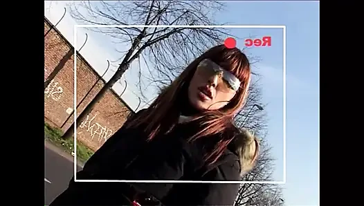 Kamyoncu güzel orta yaşlı seksi kadını alıyor, prezervatifle götünü sikiyor ve göbek deliğine boşalıyor