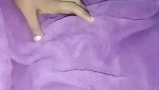 Katanya kakinya sakit, jadi aku membiarkannya pergi dan kemudian dia menyebarkan memeknya dan kemudian dia merayuku dengan berbicara seksi.