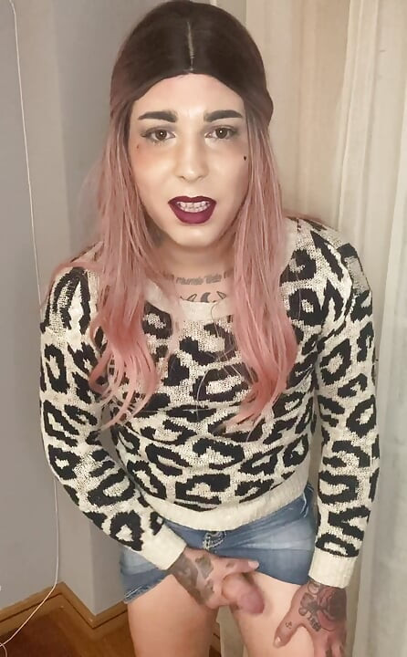 In a jacket with jaguar print and denim skirt, I particularly found myself sexy in this look, and did you like it?