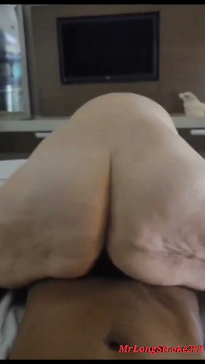 내 자지에 역으로 카우걸 트위킹하는 Pawg 미거 2 클립 | 클립 1
