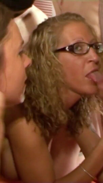 Zapanjujući trenutak iz filma "NJEMAČKE PORNO PLAVUŠE MILFICE SAGINJU SE KAO OGROMNI KURČEVI"