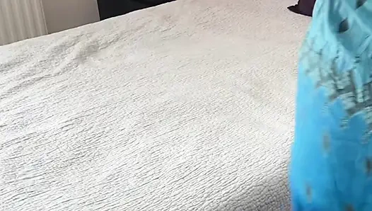 Ateşli seksi orta yaşlı seksi fahişe amına sert yarak alıyor.