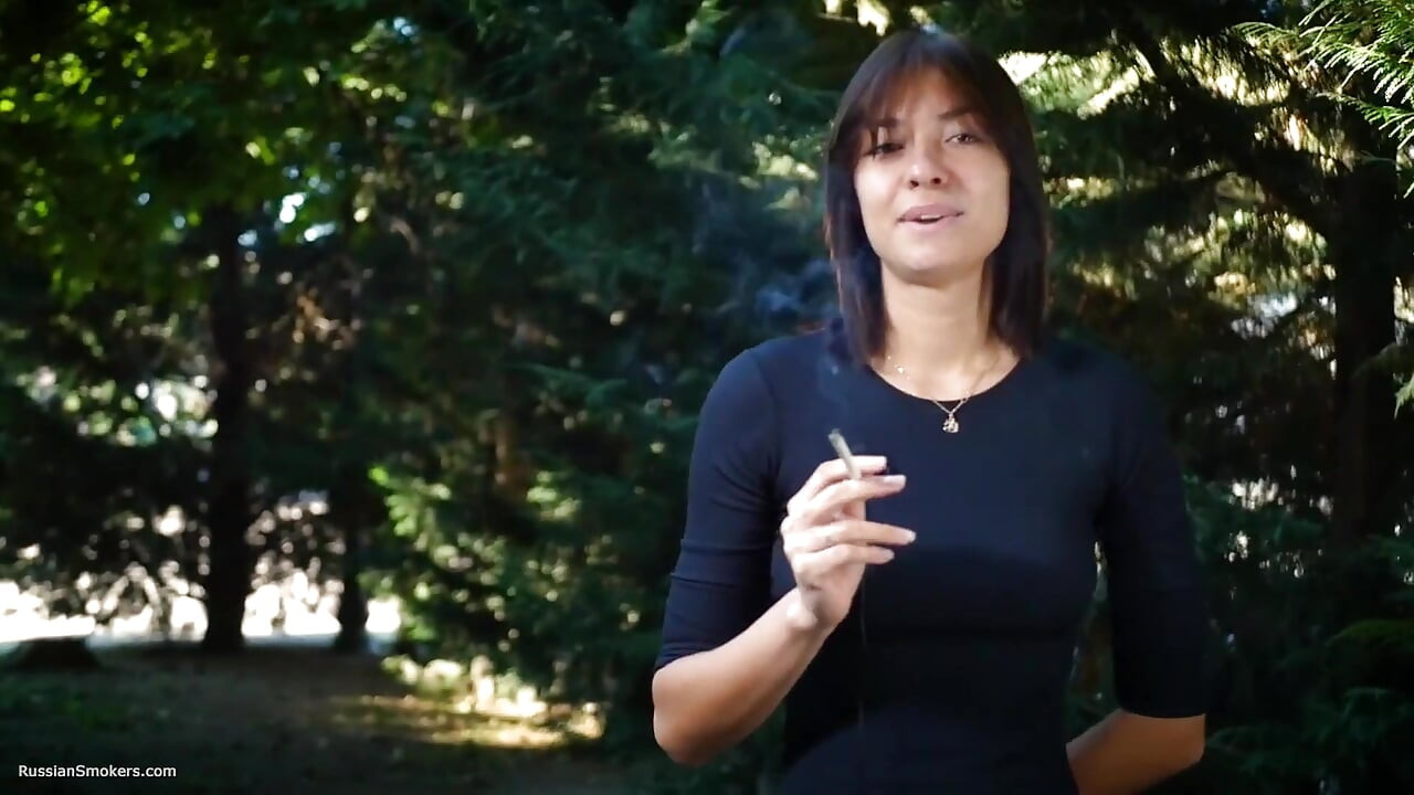 Frumusețe rusoaică dulce care fumează țigară în natură
