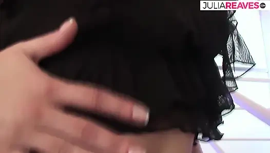 Лесбийская шлюшка стонет от удовольствия, пока любовник трахает ее киску огромным дилдо