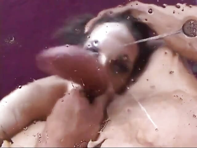 舌にピアスをしたプリンセスがディープスロートを太ったものにする