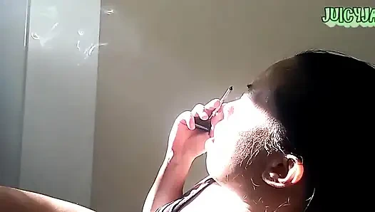 Курение и кашель, том 2 без обнажения принимая быстрый перерыв на дым в перерывах между работой. Я обожаю мои руки проката табачного дыма, но они