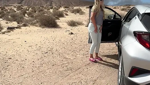 Mädchen kann pinkeln und ihre hose auf der öffentlichen straße nicht nass werden