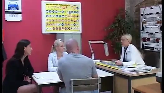 Sekretaris jerman lagi asik muasin dua sekaligus