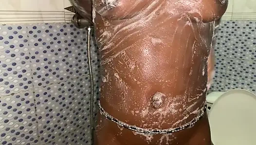 Cewek mungil kulit hitam lagi asik muasin kecilnya sendirian di kamar mandi