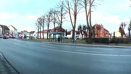 Blondes schätzchen neckt titten und spielzeug in BDSM-bondage