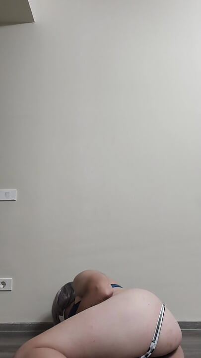膨らみのTバックで、振動するお尻とペニスを着た女装者