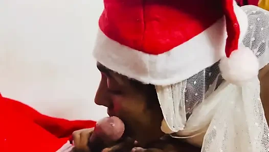 Мусульманская индийская девушка в хиджабе и Санта Рождественский специальный минет с глубокой глоткой с давкой спермой в рот