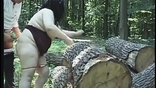 Büyük memeli olgun esmer açık havada sikişiyor