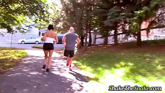 Sahte büyük memeli ve götlü fit orta yaşlı seksi kadın eğitmen tarafından sikiliyor