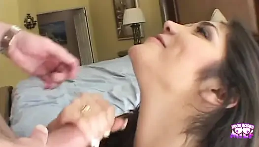 Sert bir yarak varken kalın büyük götüyle çok ateşli görünüyor