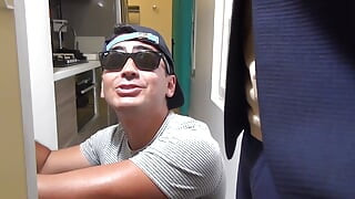 Dimitri este futut în cur de doi șefi