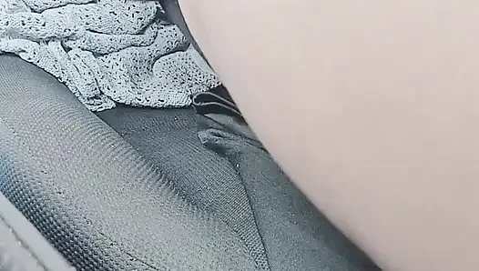 Трахаю пальцами сексуальную Curlisita в машине (тугая киска в видео от первого лица)