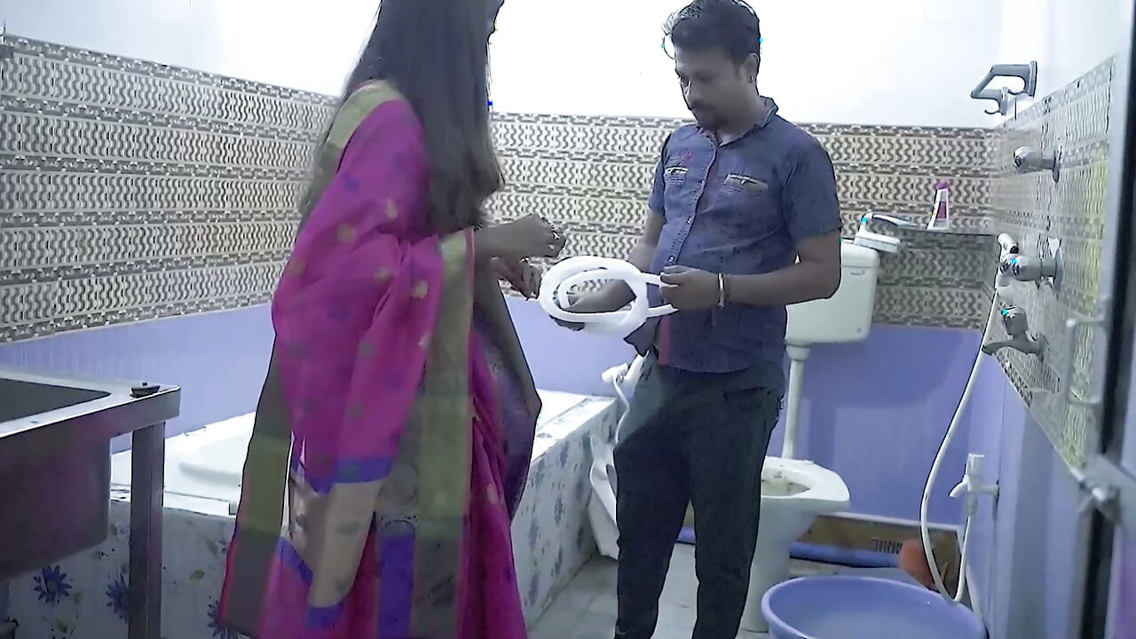 Lalit mistri nal thik krne aaya tha, akeli bhabhi ko pel diya