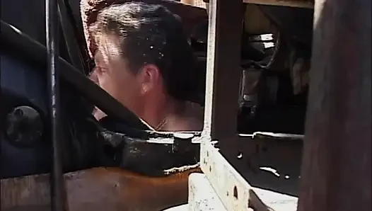 Грудастая возбужденная шлюха была удовлетворена, когда ее трахнул жесткий член