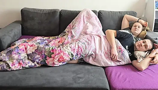 Возбужденный муж трахает свою пухлую жену – просмотр телевизора превращается в секс горячей пары