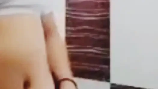 Hintli desi köylü kız banyo yaparken mastürbasyon yaparken yakalandı