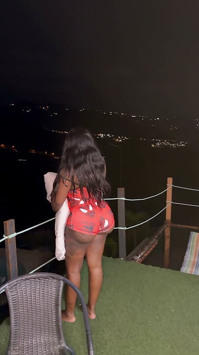 胸の良いブルネットの女性がキャビンのオーナーと浮気をする