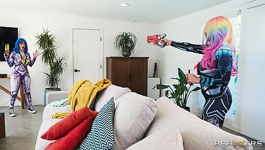 Brazzers - Kali Roses и Charli Phoenix получают чайный мешок и обожают это в деревенском тройничке