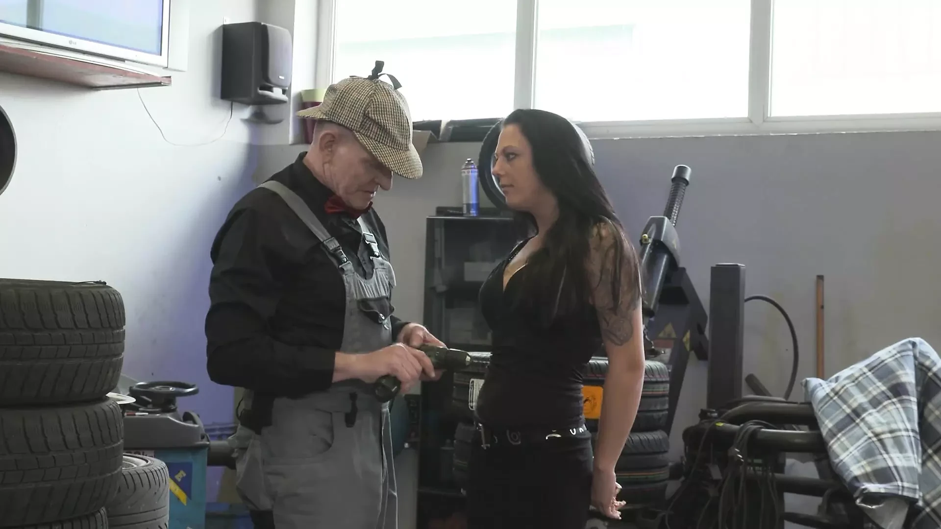 Workshop new rubbers: Sexy brunette loves to blowjob