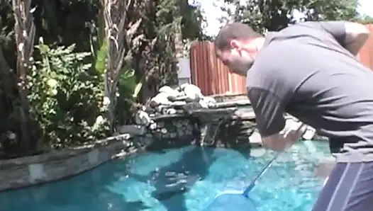 Pantat bahenol cewek hot rambut pirang ini menganga lebar di sofa